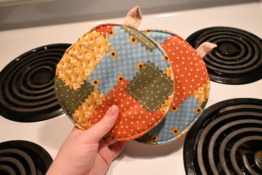 Cottage Homestead Circle Pot Holder