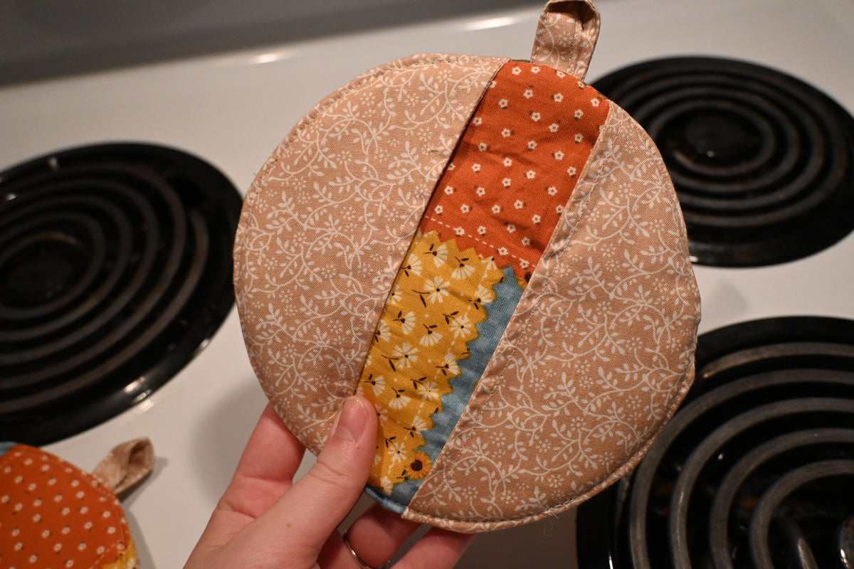 Cottage Homestead Circle Pot Holder
