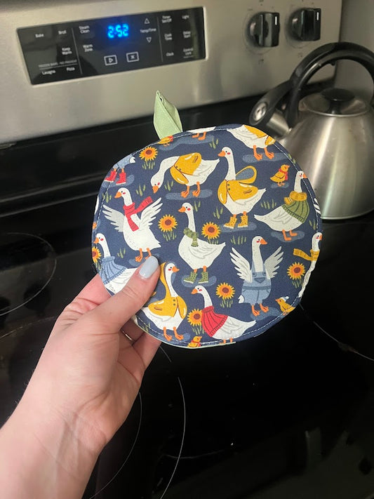 Rainy Ducks Circle Pot Holder