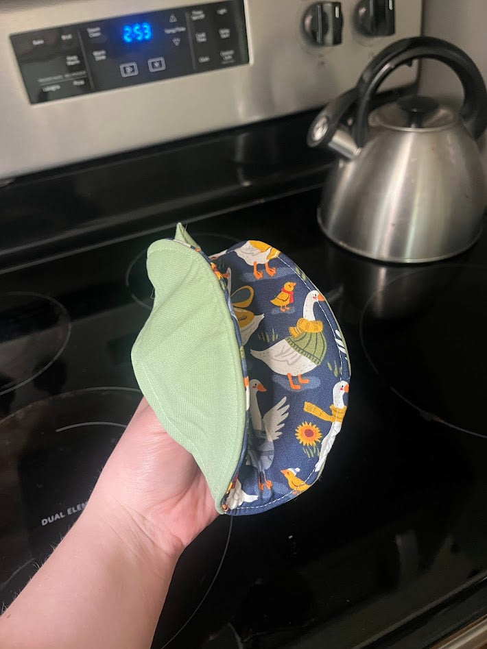 Rainy Ducks Circle Pot Holder