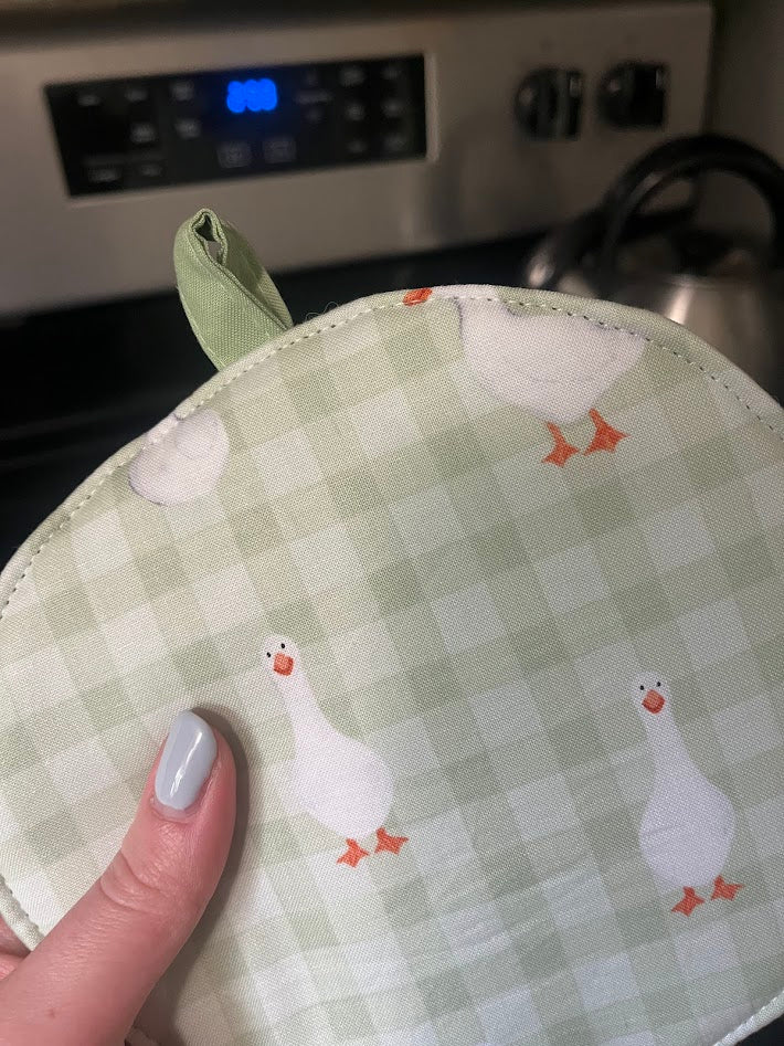Lucy Goose Circle Pot Holder
