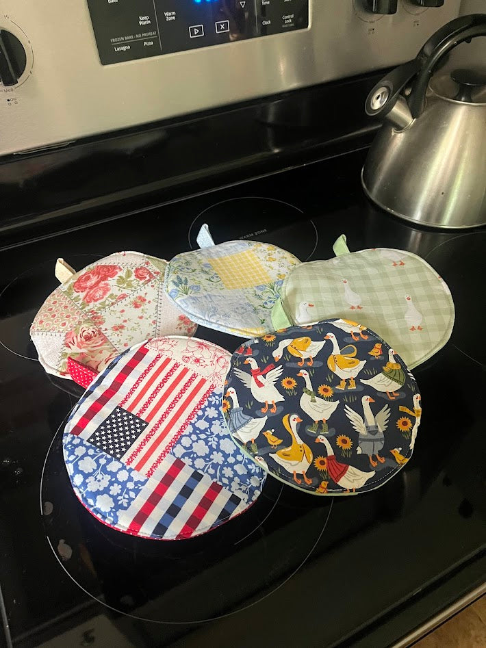 Lucy Goose Circle Pot Holder
